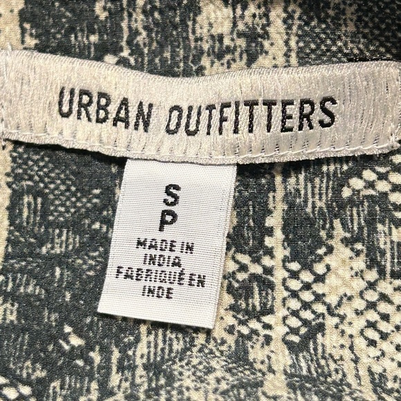 URBAN OUTFITTERS
Uo Camille Mini Dress In Black - Picture 7 of 8